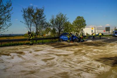 B28a Bondorf: LKW rammt PKW und schleudert diesen in die Leitplanke